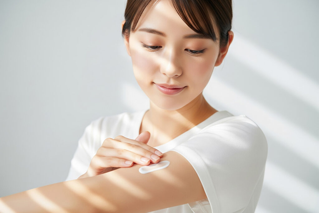 自然光の中でスキンケアをする女性